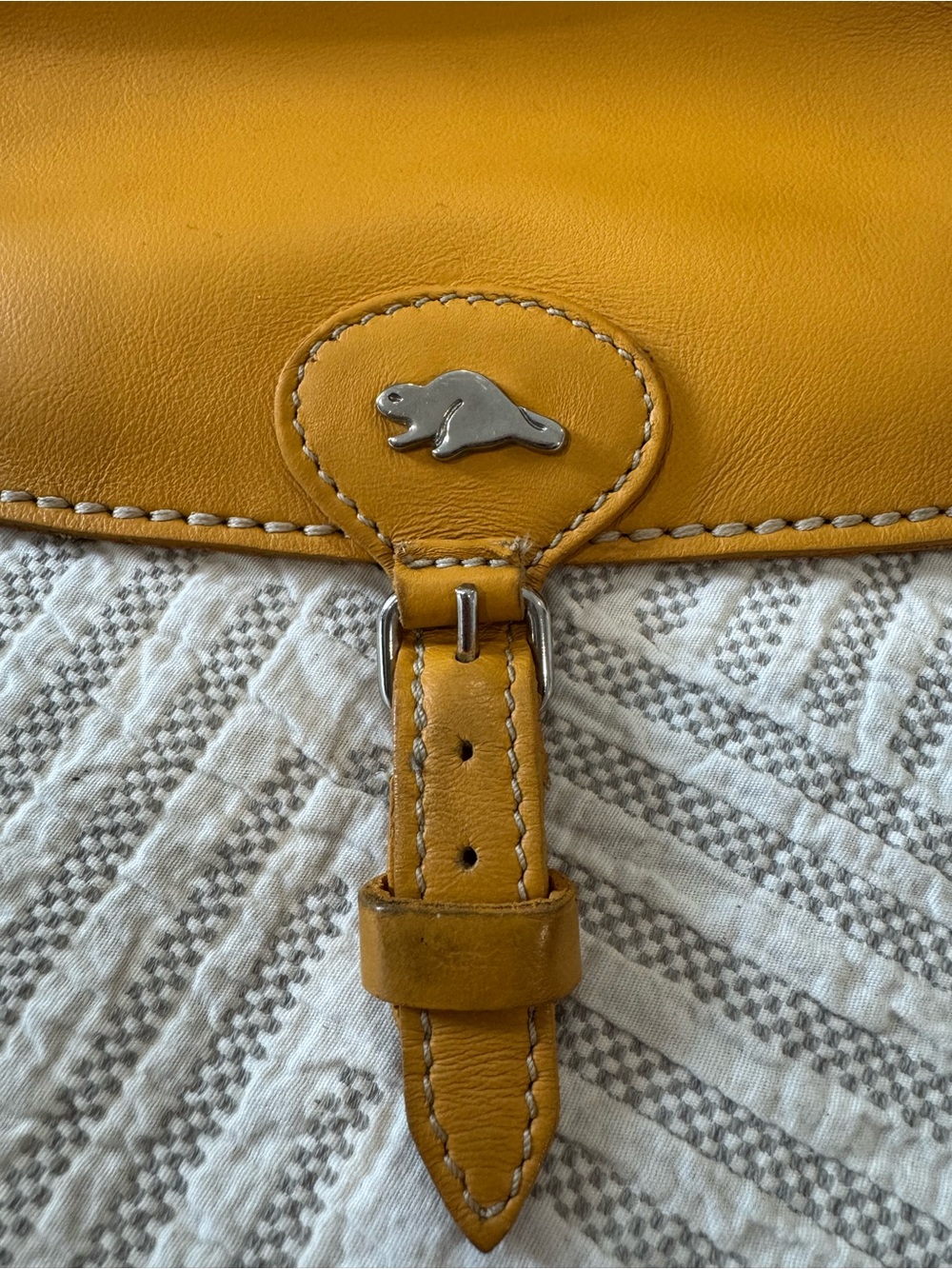 Roots Genuine Leather Mustard Yellow Crossbody Bag Beaver Logo Small Purse - Picture 3 of 13